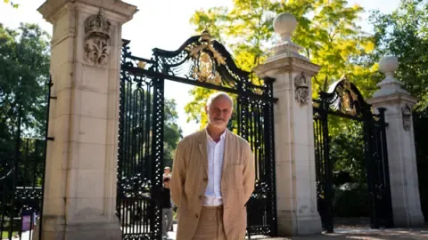 Sculptor Plans to Capture Royal's Majesty in Statue